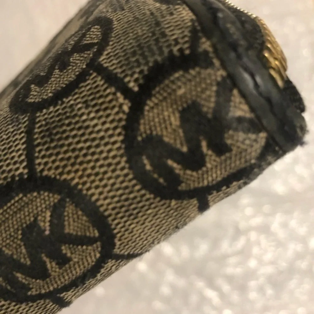 Michael kors signature zipper clutch wallet